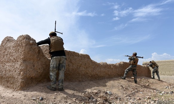 epa05950084 Afghan security officials take position during an operation against the so-called Islamic State (or IS or ISIS), in Chaparhar district, Nangarhar province, Afghanistan, 08 May 2017. The he ...