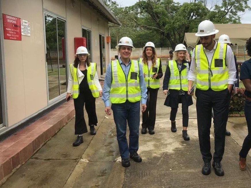 Aussenminister Ignazio Cassis und Entourage beim Besuch der Mopani Kupfermine von Glencore in Sambia. Sein Departement hat gemäss SRF-Ombudsmann Roger Blum die Öffentlichkeit mehrfach unkorrekt darübe ...