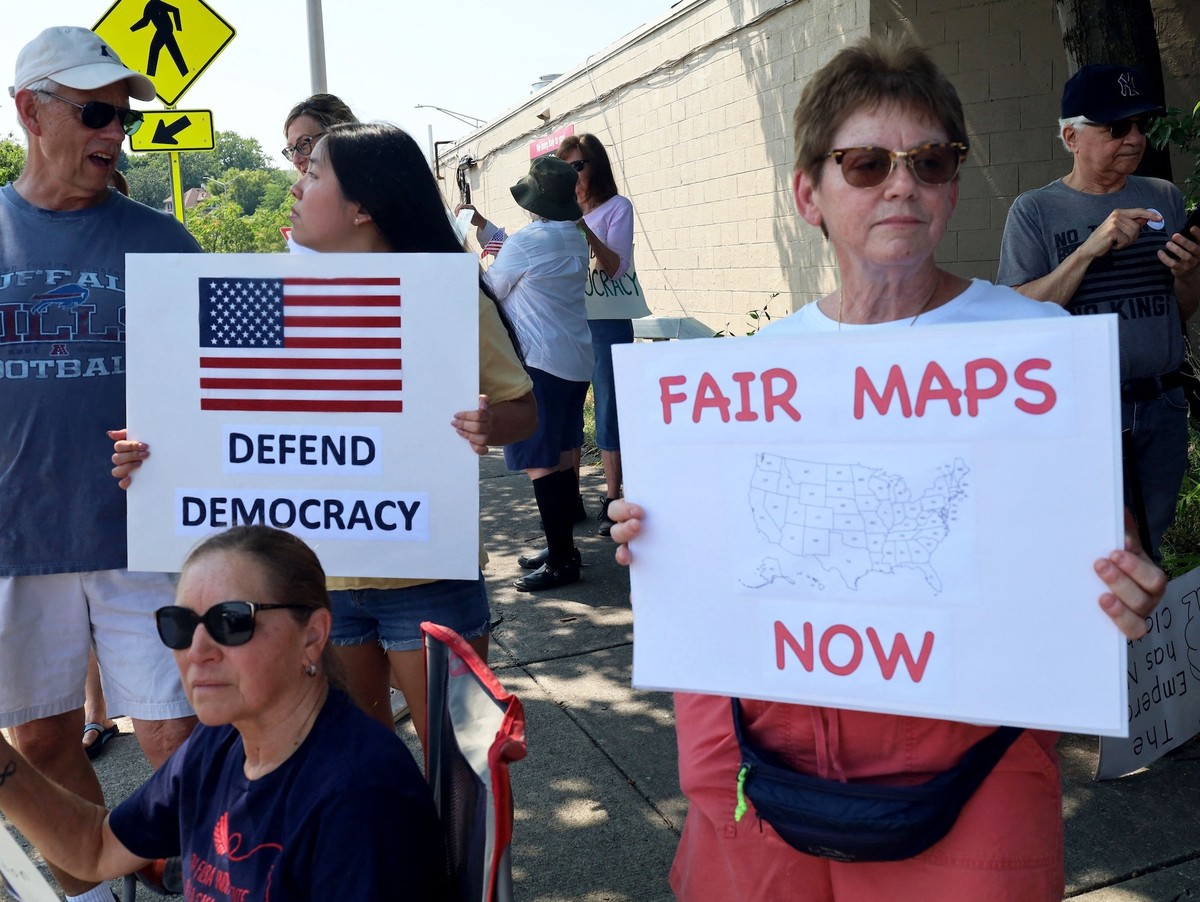 Demonstrations hold rallies around the country in support of Texas Democrats' fight against gerrymandering, in Rochester, United States, on August 16, 2025. (Photo by John Whitney/NurPhoto) (Phot ...