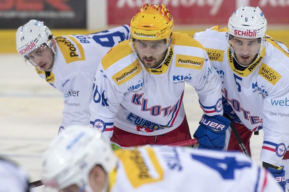 Klotens Tim Bozon, Topscorer Vincent Praplan, Mattias Baeckmann, von links, waehrend dem Meisterschaftsspiel der National League, zwischen den SCL Tigers und dem EHC Kloten, am Samstag 3. Maerz 2018 i ...