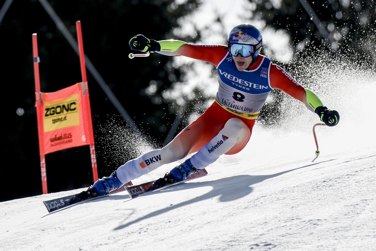 Switzerland's Marco Odermatt speeds down the course during a men's Super-G, at the Alpine Ski World Championships, in Saalbach-Hinterglemm, Austria, Friday, Feb. 7, 2025. (AP Photo/Gabriele  ...