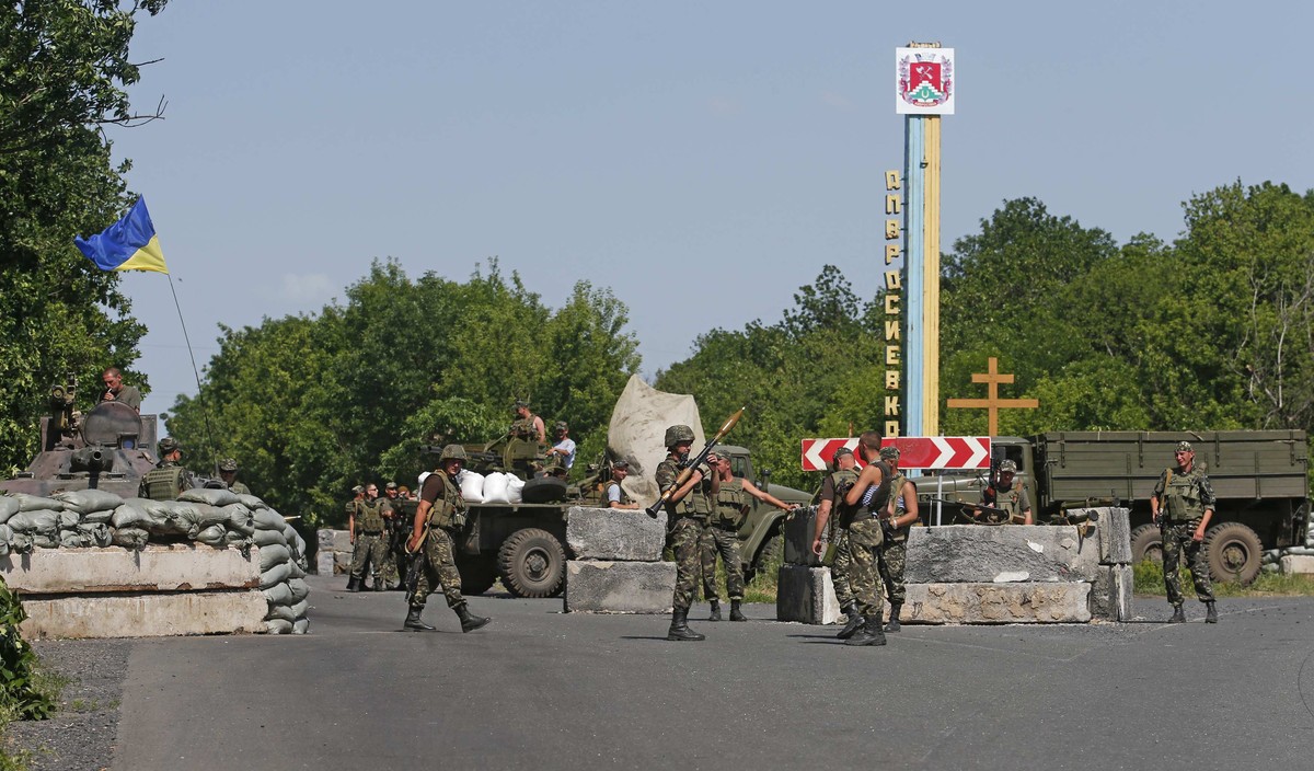 Ukrainische Soldaten sichern einen Checkpoint in Donezk