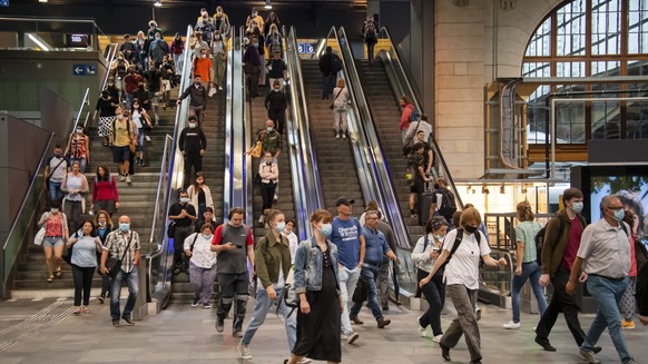 Reisende bei der Ankunft am Bahnhof SBB in Basel, am Montag, 6. Juli 2020. Das Schutzkonzept gegen das Coronavirus wurde angepasst: Alle Reisenden muessen in oeffentlichen Verkehrsmitteln eine Maske t ...