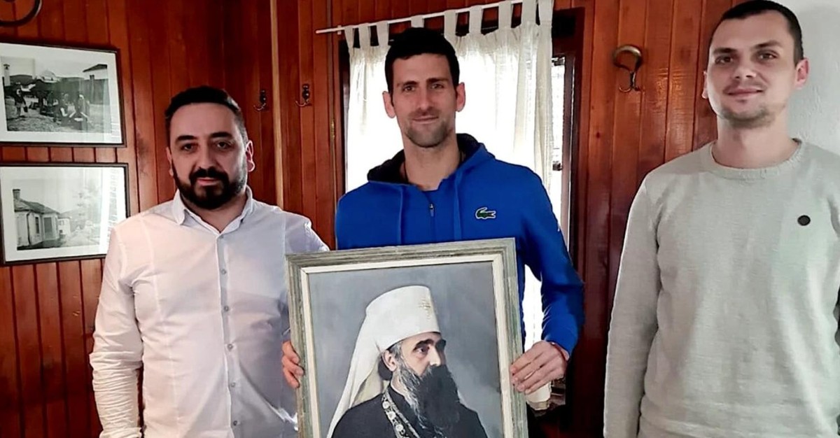 Novak Djokovic mit einem Bild des früheren serbischen Patriarchen Varnava Rosic in Pljevlja.