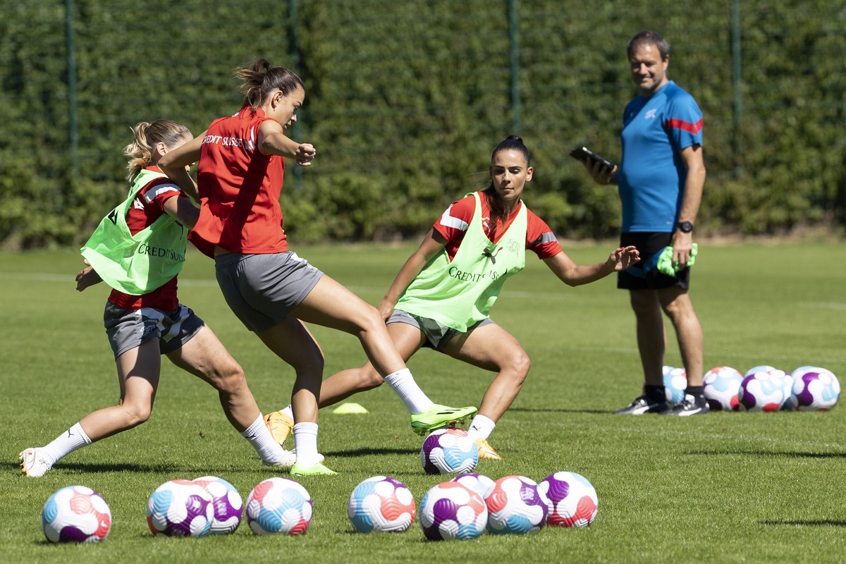 Switzerland's midfielder Riola Xhemaili, center, controls the ball past her teammates midfielder Sandrine Mauron, left, and forward Meriame Terchoun, right, during a training session of the subst ...