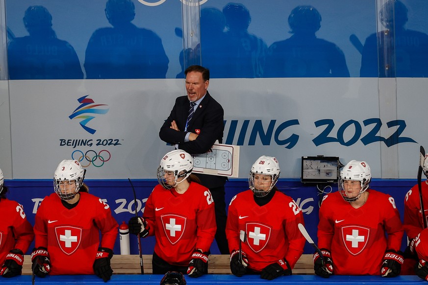 epa09732938 Switzerland head coach Colin Muller during the Women&#039;s Ice Hockey preliminary round match between Switzerland and the USA at the Beijing 2022 Olympic Games, Beijing, China, 06 Februar ...