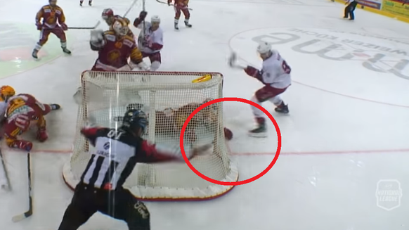 Aaron Gagnon blockiert die Scheibe mit der Hand.