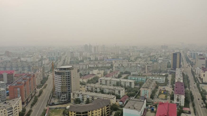 Yakutsk, Hauptstadt der Republik Sacha, umhüllt von dichtem Rauch.