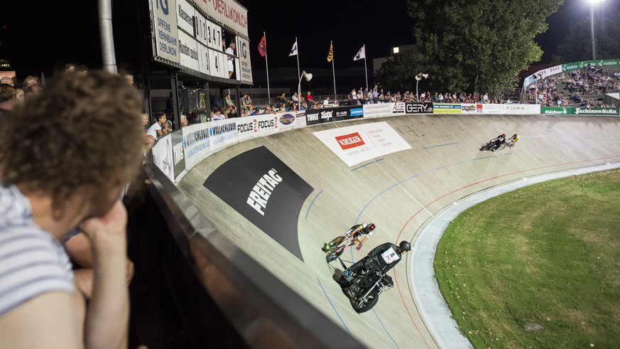 Giuseppe Atzeni, Mitte, und Schrittmacher Mathias Luginbuehl, rechts, gewinnen die Schweizermeisterschaft der Steher ueber 150 Runden auf der Offenen Rennbahn Oerlikon, am Dienstag, 11. August 2015 in ...