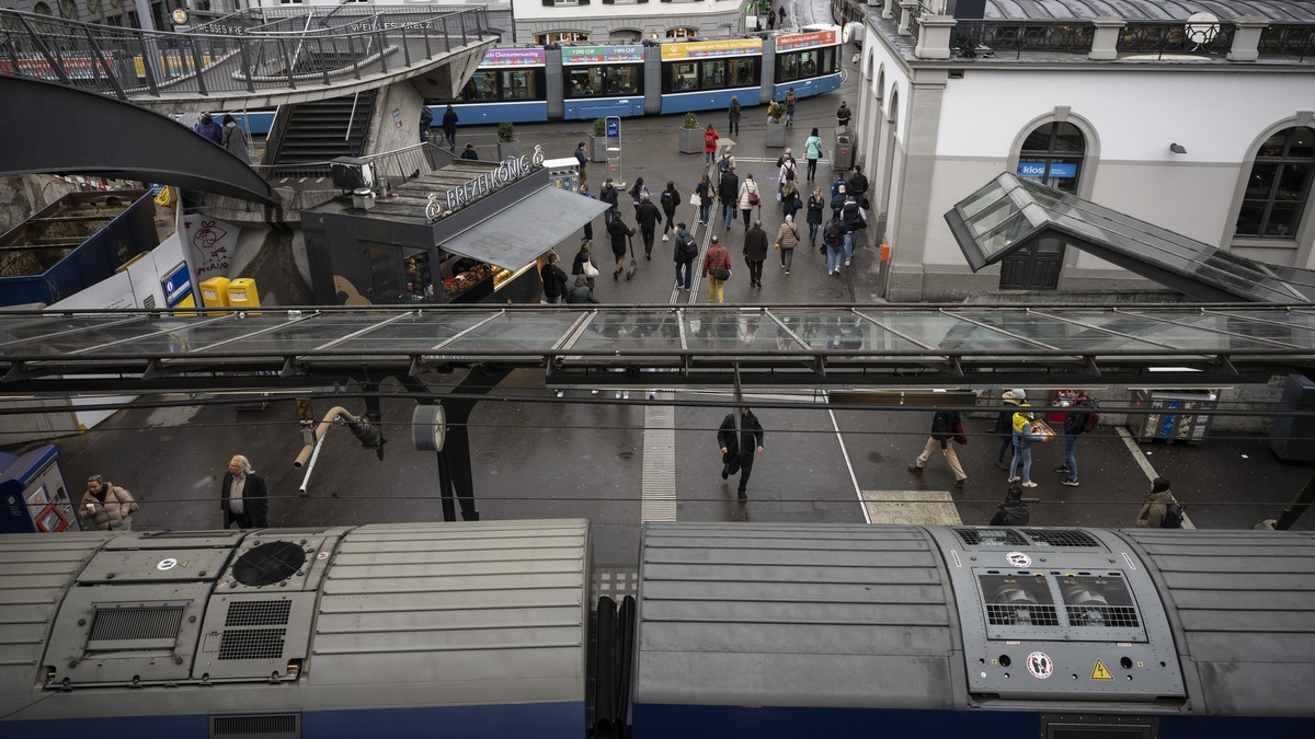 Menschen bewegen sich auf dem Bahnhof, aufgenommen anlaesslich einer Medienkonferenz zum Ausbau des Bahnhofes Stadelhofen im Rahmen des "Ausbauschrittes STEP 2035", am Donnerstag, 20. April  ...