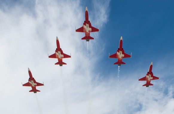 Die Kunstflugstaffel tritt am Freitag und Samstag in Meiringen nur in einer Fünferformation auf.