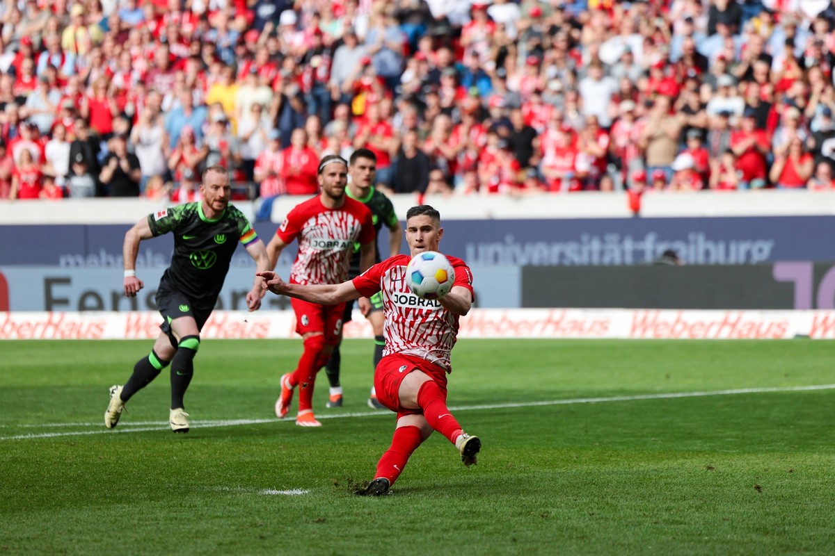 Rutschte mit dem Standbein beim Foulelfmeter kurz vor Schluss aus und wurde zum Pechvogel des Spiels: Roland Sallai SC Freiburg, 22 , Fussball, 1. Bundesliga, 31.Spieltag, 2023/2024, SC Freiburg vs. V ...