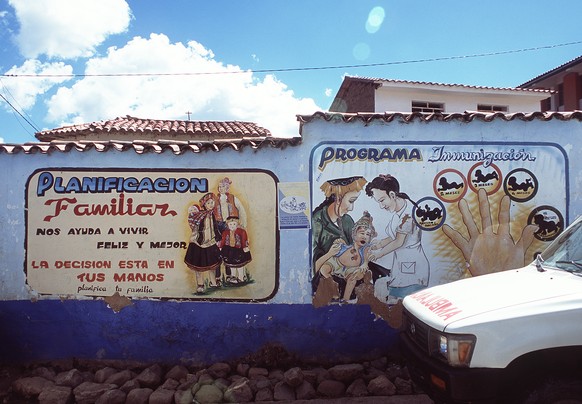 Ein Gesundheitszentrum in Peru wirbt für Familienplanung.