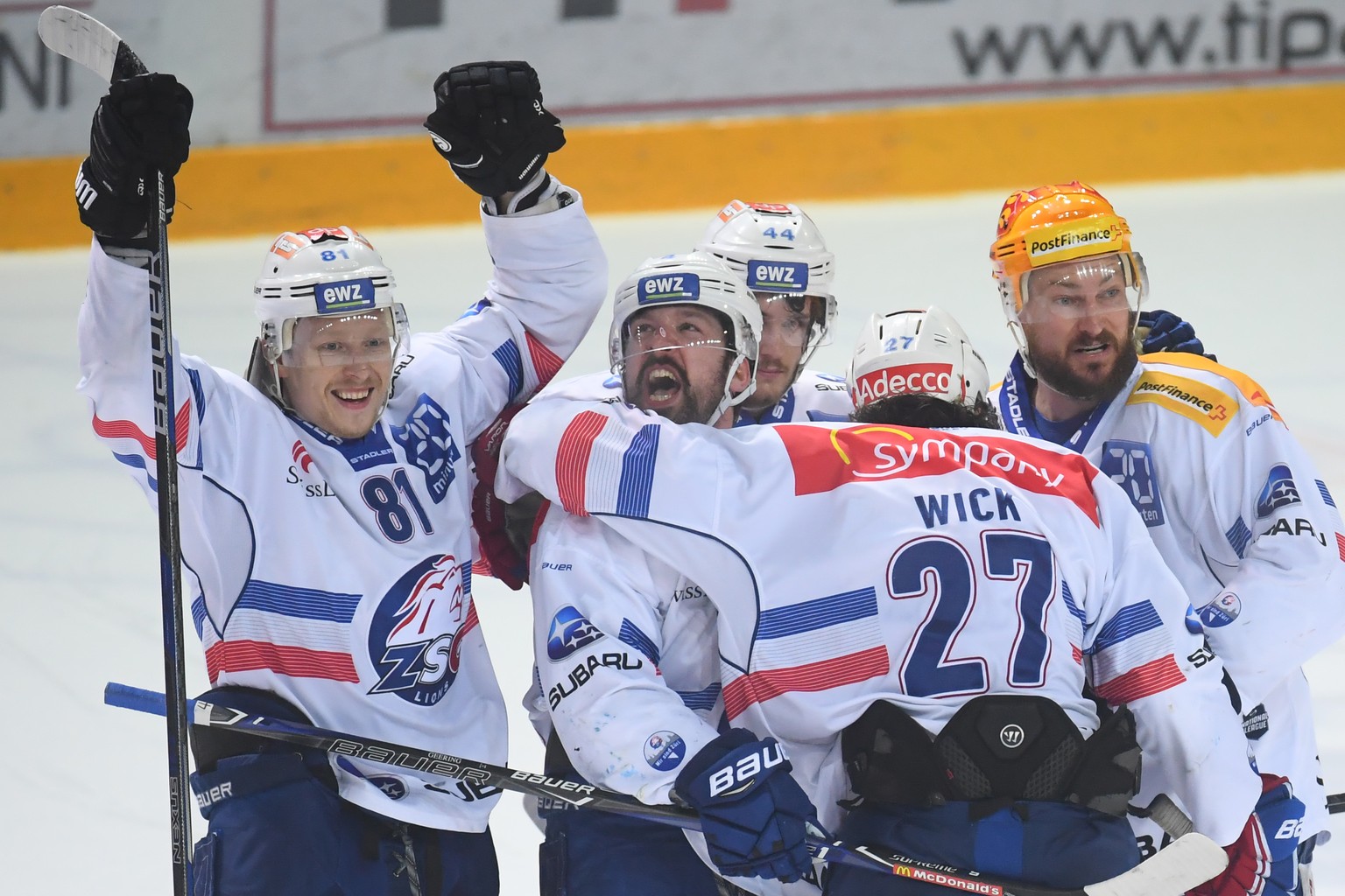 Zurich&#039;s Patrick Geering, center, and Zurich&#039;s Ronalds Kenins, left, celebrate the 0-2 goal with their teammates, during the seventh match of the playoff final of the National League of the  ...