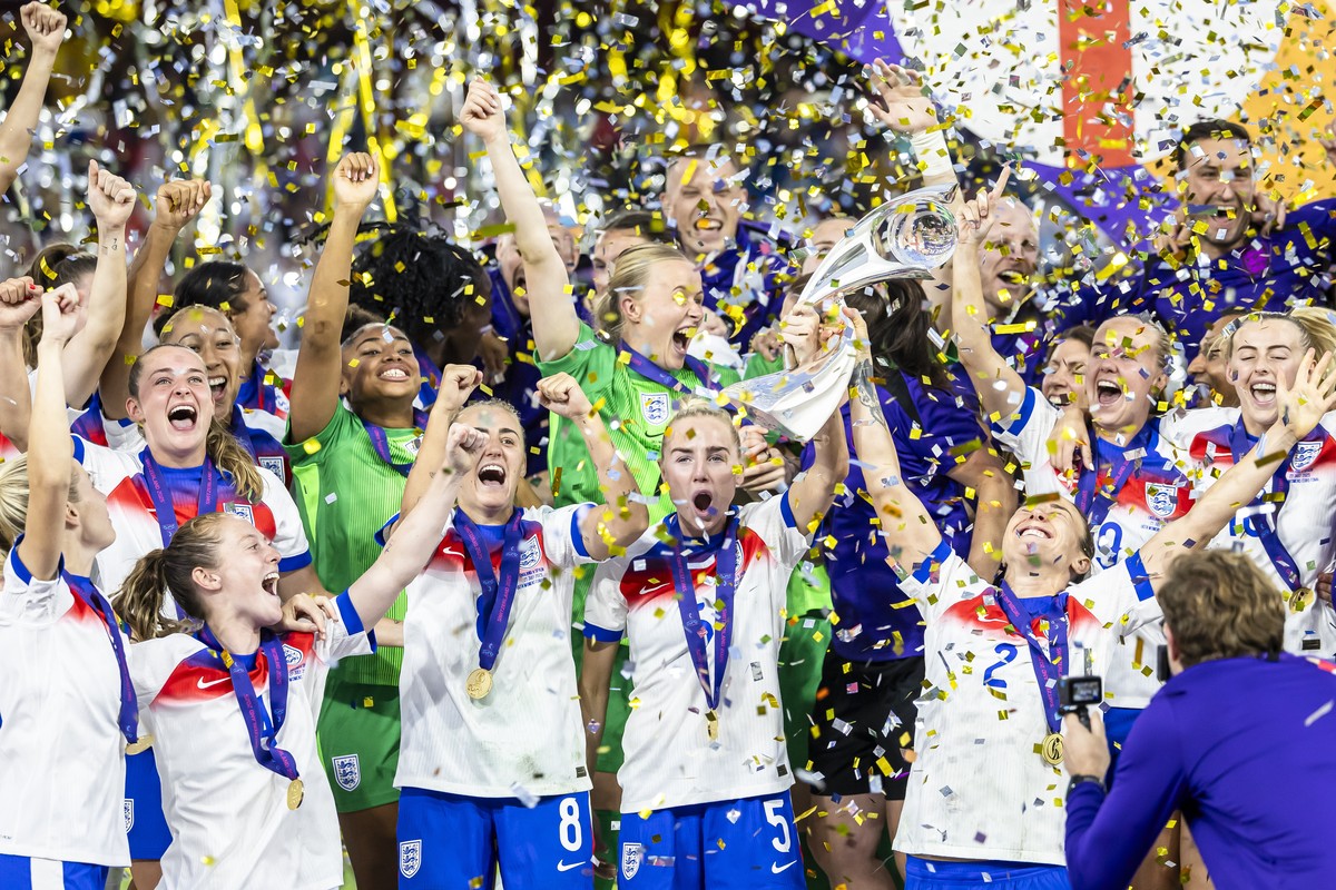 epa12266970 England's team celebrates with the trophy after winning the UEFA Women's EURO 2025 final soccer match between England and Spain, in Basel, Switzerland, 27 July 2025. EPA/MICHAEL  ...