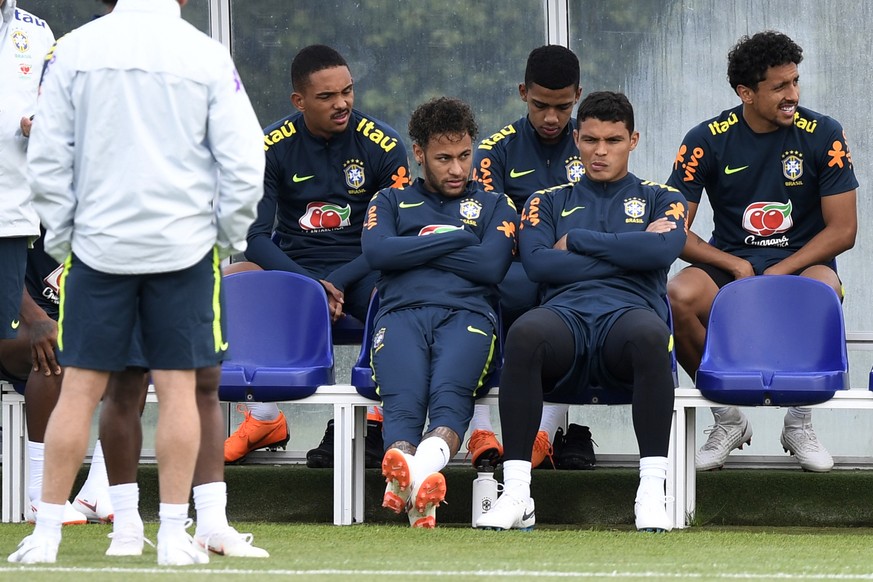 epa06787248 Brazil&#039;s Neymar (C-L) and Thiago Silva (C-R) attend a training session at Tottenham Hotspur&#039;s training complex in Enfield, north London, Britain, 05 June 2018. Brazil&#039;s nati ...