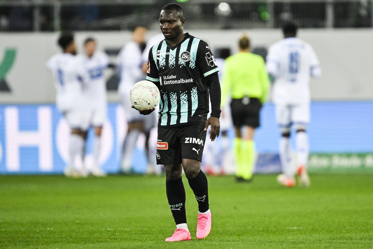 Chadrac Akolo (SG) nach dem 0-1 im Fussball Meisterschaftsspiel der Swiss Super League zwischen FC St.Gallen 1879, SG, und FC Lausanne-Sport, LS, vom Samstag, 15. Maerz 2025 im Kybunpark in St. Gallen ...