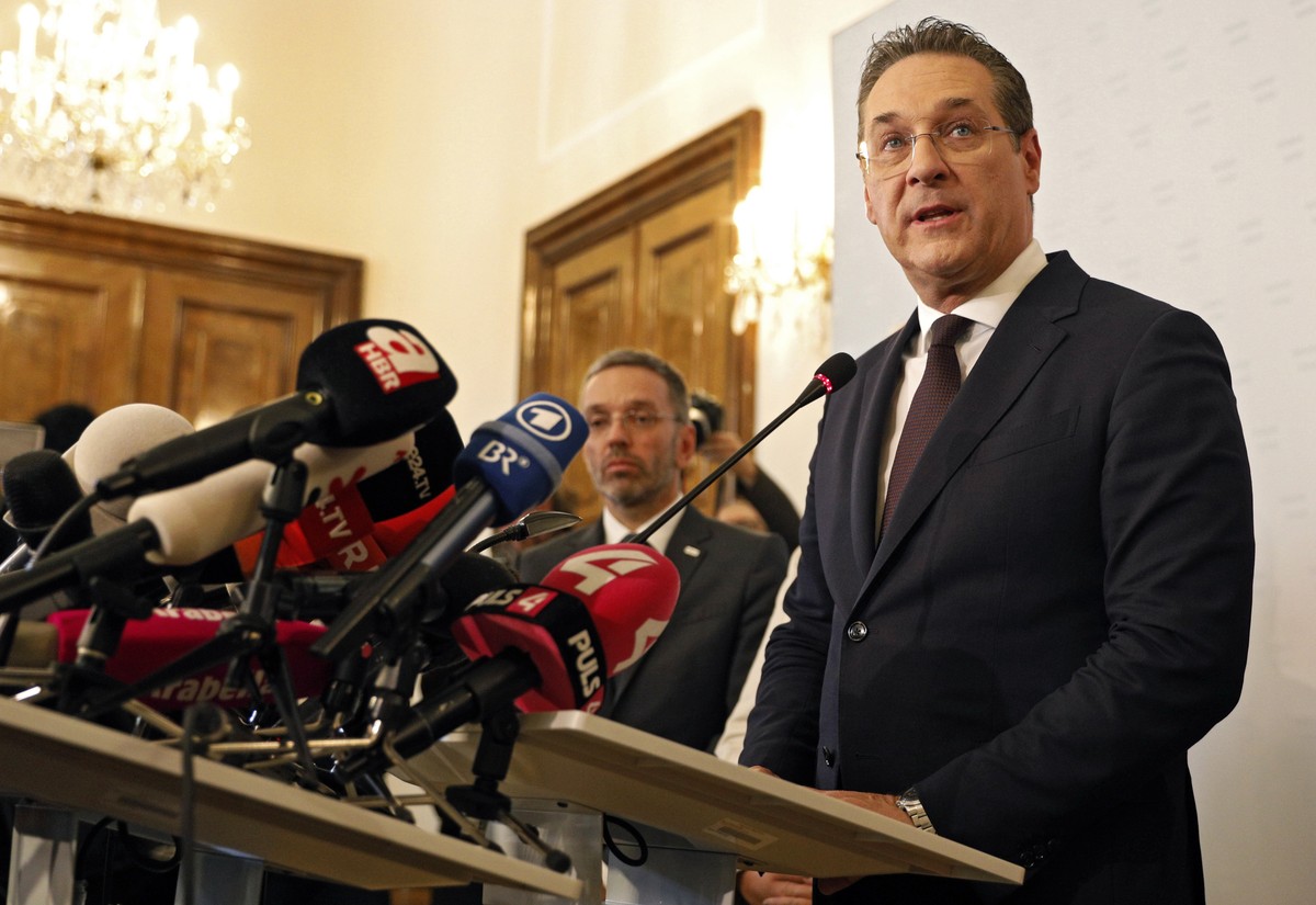 epa07580315 Austria's Vice-Chancellor Heinz Christian Strache (R) of the Austrian Freedom Party (FPOe) gives a statement to journalists as Interior Minister Herbert Kickl (C) listens in the Minis ...