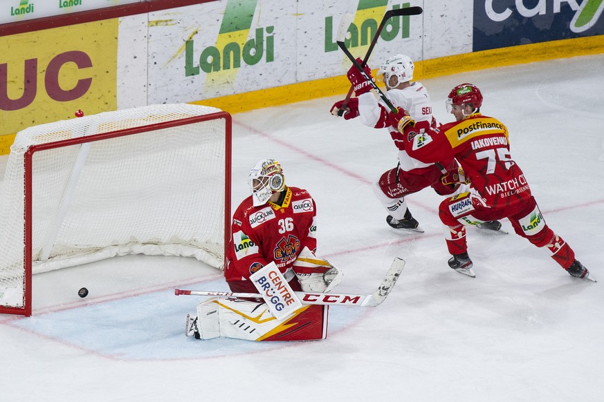 Biels Torhueter Joren Van Pottelberghe, links, und Alexander Iakovenko, rechts, sind geschlagen, Lausannes Jiri Sekac trifft zum 2-2 im Eishockey Meisterschaftsspiel der National League zwischen dem E ...