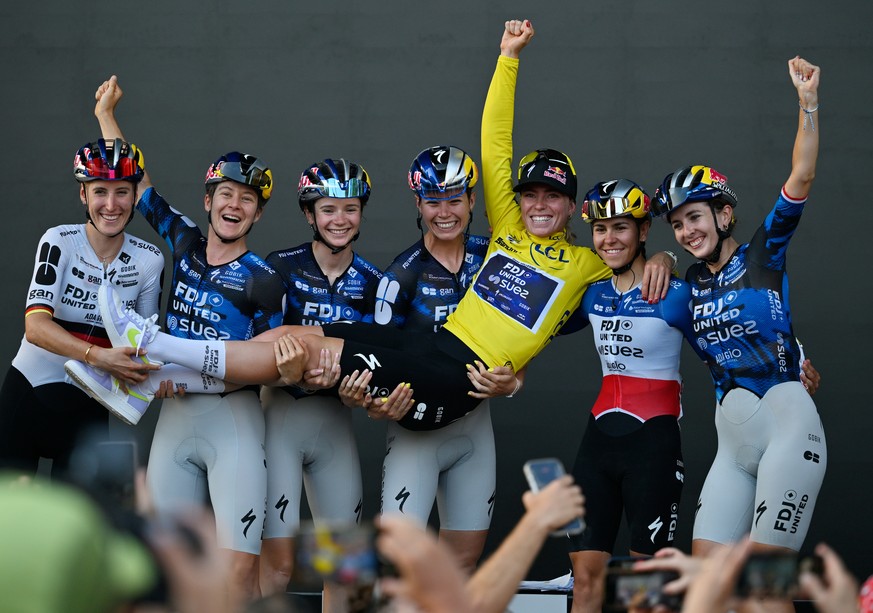 Netherlands' Demi Vollering, centre, celebrates with the team after winning the Women's Tour de France cycling race (Tour de France Femmes) in Nice, France, Sunday, Aug. 9, 2026. (AP Photo/P ...