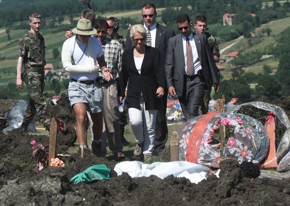 Carla Del Ponte besichtigt im Jahr 2000 ein Massengrab im Kosovo. 