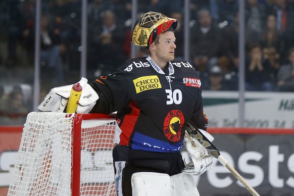 Berns Torhueter Leonardo Genoni beim Eishockey Meisterschaftsspiel der National League A zwischen dem SC Bern und Lausanne HC, am Freitag, 23. September 2016, in der Postfinance Arena in Bern. (KEYSTO ...