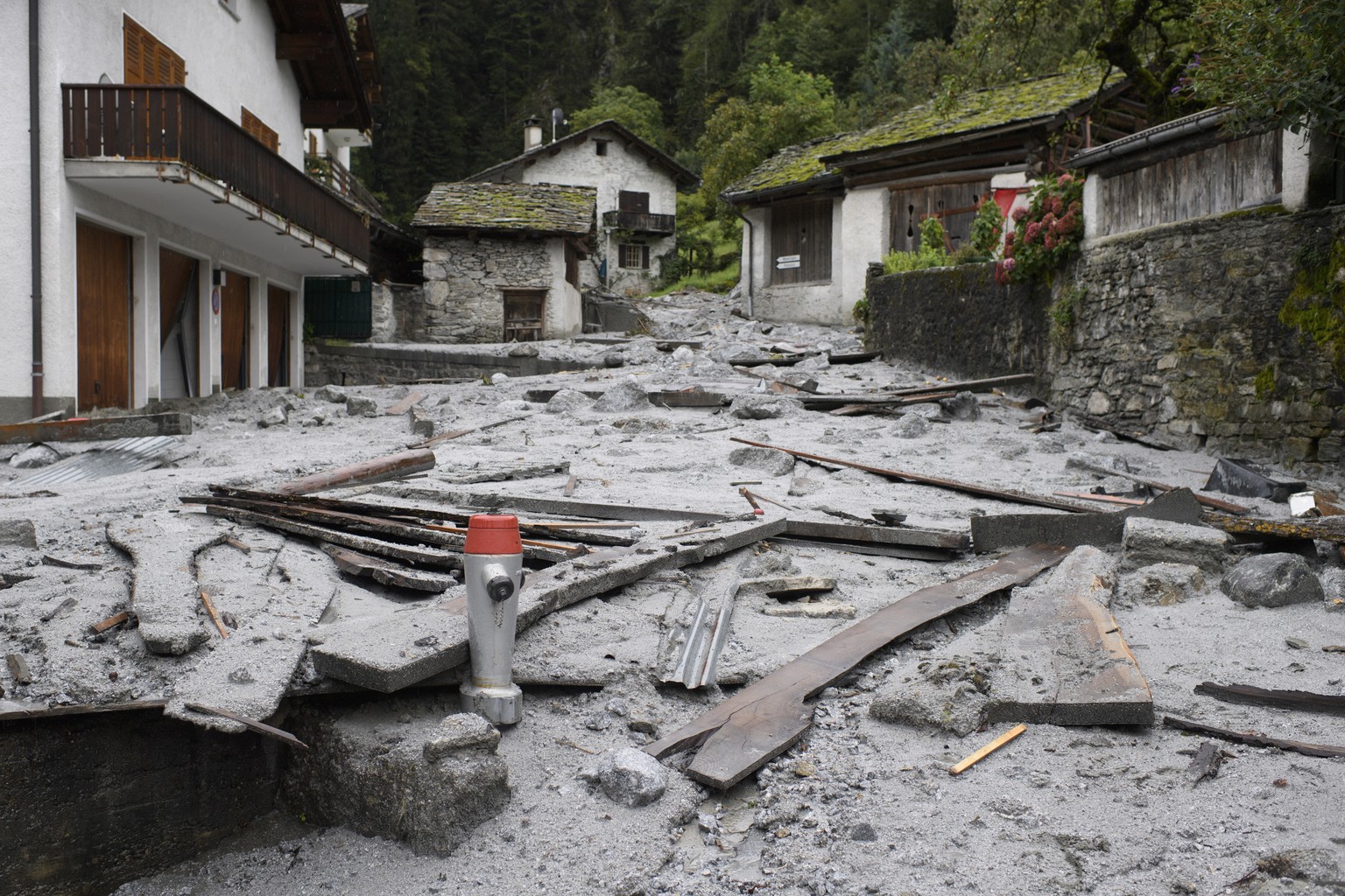 ARCHIVBILD ZU JAHRESTAG BERGSTURZ VON BONDO --- A destroyed road is pictured during a media tour in the evacuated village of Bondo on Sunday, September 10, 2017, in Bondo, Switzerland. The village has ...