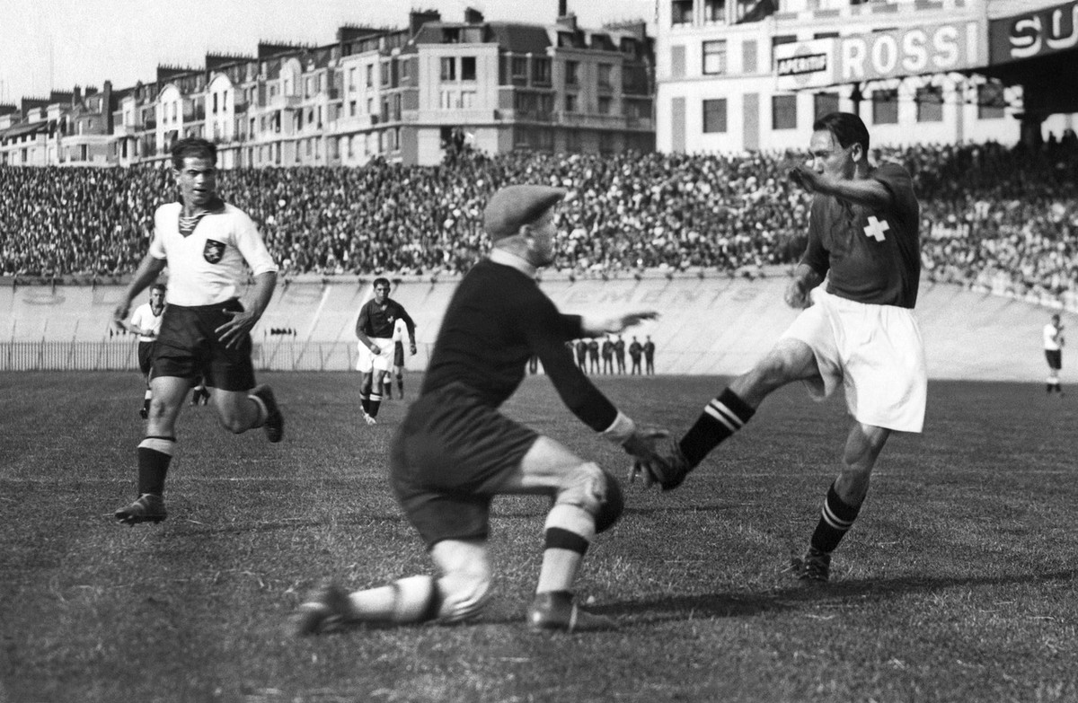 ZUR FIFA FUSSBALL WELTMEISTERSCHAFT 2014 IN BRASILIEN STELLEN WIR IHNEN FOLGENDES BILDMATERIAL ZU DEN WELTMEISERSCHAFTEN 1938 IN FRANKREICH UND 1950 IN BRASILIEN ZUR VERFUEGUNG – Der Schweizer Stuerme ...