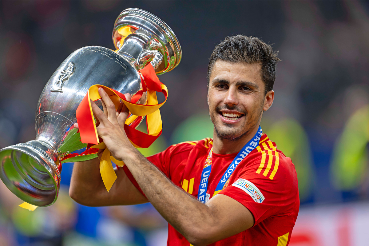 14.07.2024, Fussball UEFA EURO, EM, Europameisterschaft,Fussball 2024, Finale im Berliner Olympiastadion, Spanien - England, Nach der Siegerehrung des Europameisters Spanien, Rodri (Spanien) mit dem P ...