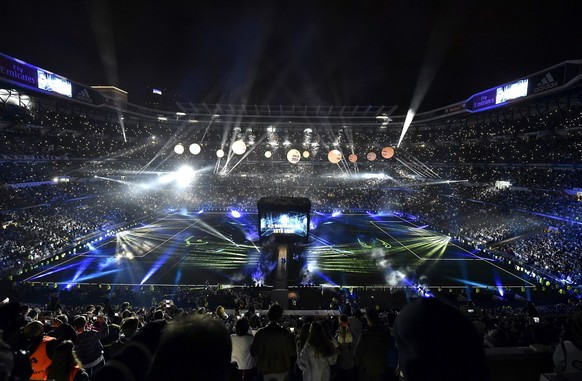 Mit meinem Berater telefonieren – ich will endlich bei den Königlichen spielen. epa05336874 General view of the celebrations at the Bernabeu Stadium in Madrid, Spain, 29 May 2016. Real Madrid beat Atletico Madrid in the UEFA Champions League Final held at Milan's San Siro Stadium on 28 May 2016. EPA/FERNANDO VILLAR