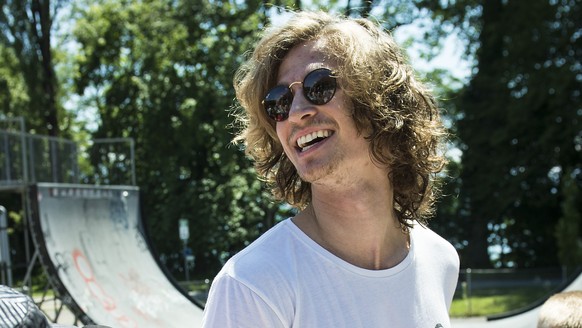 Iouri Podladtchikov, le champion olympique de snowboard, signe des autographes lors d&#039;un entrainement de skateboard ce mardi 15 juillet 2014 dans le Bowl de Vidy a Lausanne. (KEYSTONE/Jean-Christ ...