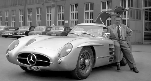 Das Foto zeigt eines der beiden 300 SLR Uhlenhaut Coupés zusammen mit dem Erfinder Rudolf Uhlenhaut.