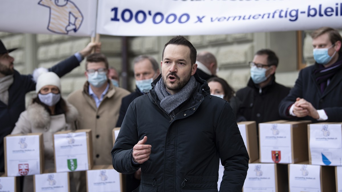 epa08932627 Ueli Bamert (C), Managing Director of Swissoil, along with people from the 'No Committee' submit signatures for a referendum on the CO2 law, in Bern, Switzerland, 12 January 2021 ...