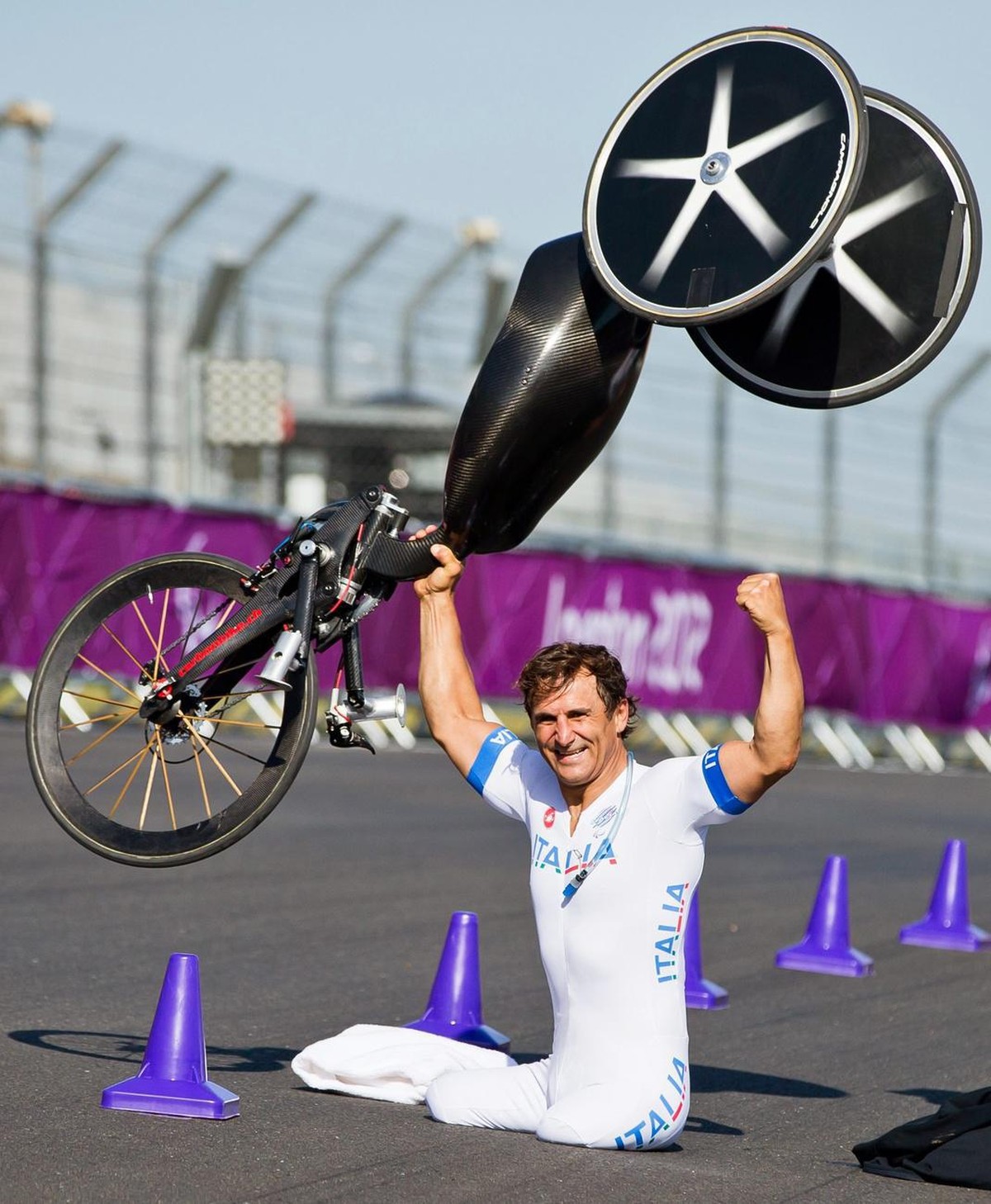 epa03384504 Alessandro Zanardi of Italy celebrates after winning the gold medal in the men's Individual H4 Time Trial of the Cycling Road competitions at Brands Hatch during the London 2012 Paral ...