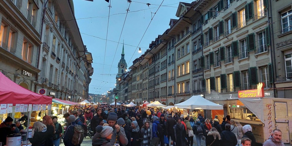 Am Zibelemärit tummeln sich schon in den frühen Morgenstunden tausende Menschen in Berns Strassen.