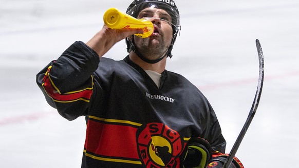 Berns Kaspars Daugavins beim ersten Eistraining des SC Bern, am Montag, 2. August 2021, in der PostFinance Arena in Bern. (KEYSTONE/Peter Schneider)