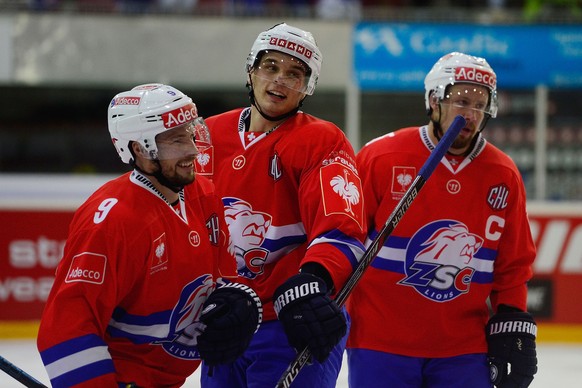 04.09.2015; Winterthur; Eishockey Champions Hockey League ZSC Lions - Eisbaeren Berlin; Robert Nilsson, Chris Baltisberger und Mathias Seger (ZSC) jubelt nach dem Tor zum 3:1 (Daniela Frutiger/Freshfo ...