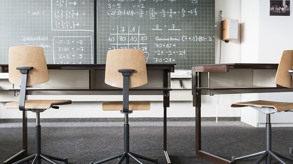 Im Fach Mathematik sind die Schweizer Schülerinnen und Schüler immer noch gut klassiert, während sie beim Lesen und im Fach Wissenschaft den OECD-Durchschnitt nur noch knapp übertreffen. (Archivbild)