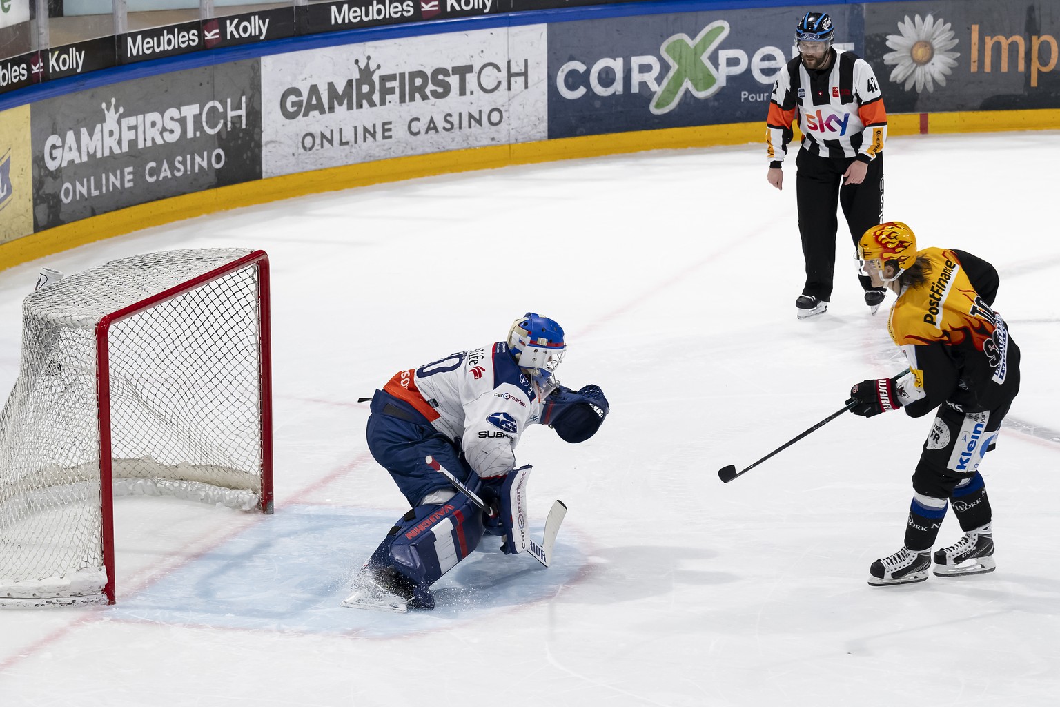 Freiburger PostFinance Top Scorer Marcus Soerensen, rechts, schiesst ein Tor an der Verlaengerung und Shootout gegen Zuerichs Torhueter Simon Hrubec, links, beim Eishockey Meisterschaftsspiel der Nati ...