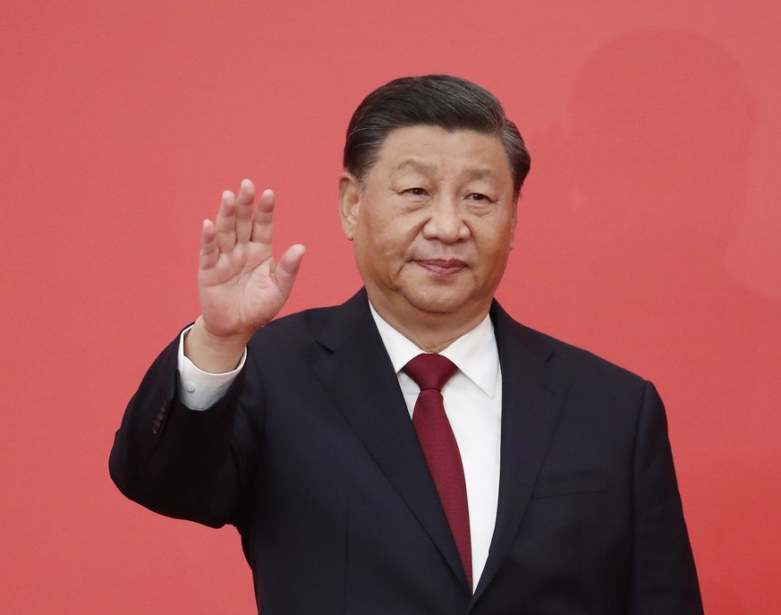 epa10260293 Chinese President Xi Jinping waves at a press conference introducing the new members of the Standing Committee of the Political Bureau of the 20th Chinese Communist Party (CPC) Central Com ...
