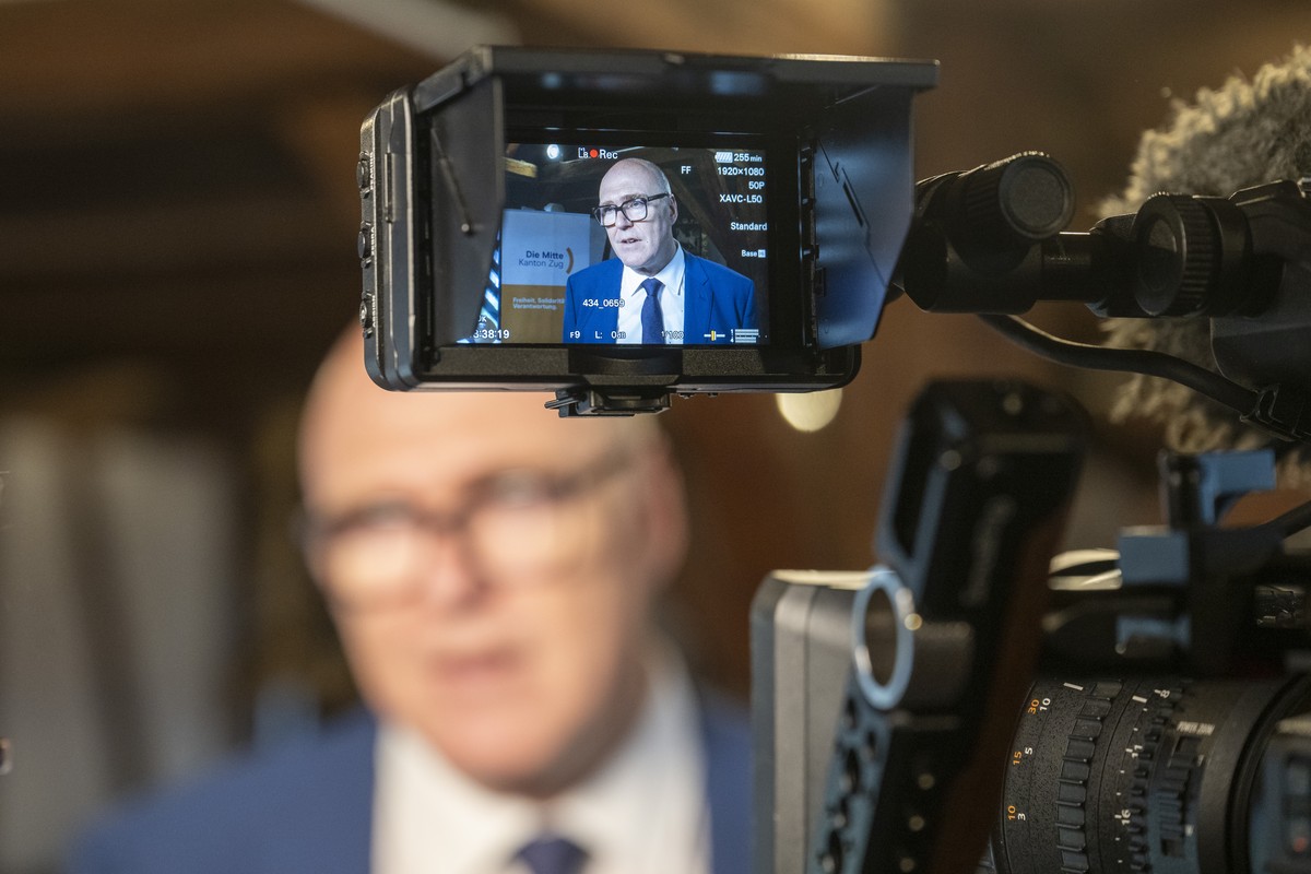 Der Zuger Regierungsrat Martin Pfister bewantworten die Fragen der Journalisten anlaesslich einer Medienkonferenz zu seiner Bundesrats Kandidatur am Donnsrstag, 6. Februar 2025 in der Rathaus Schueuer ...