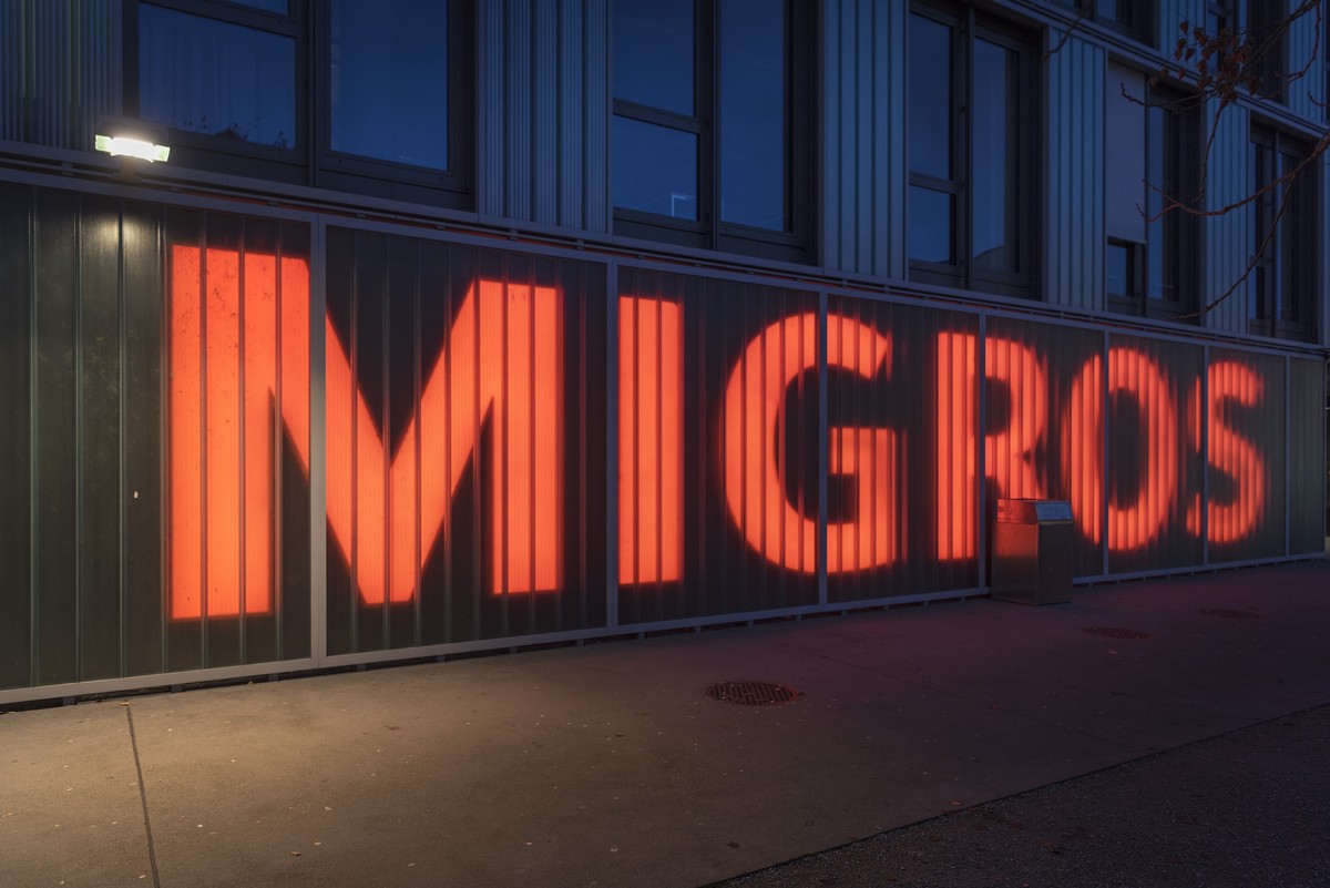 ARCHIVBILD ZUR BILANZ DER MIGROS --- Das Migros-Logo an der Fassade des Gebaeudekomplexes "Puls 5", aufgenommen am 19. Januar 2018 in Zuerich. (KEYSTONE/Christian Beutler) *** NO SALES, NO A ...