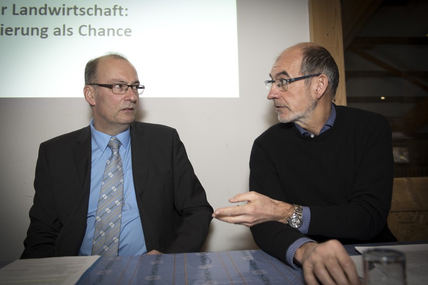 Markus Ritter Praesident, links, und Jacques Bourgeois, Direktor Schweizer Bauernverband, sprechen an der Jahresmedienkonferenz des Schweizer Bauernverbandes, sbv, am Mittwoch 4. Januar 2017, in Oberb ...