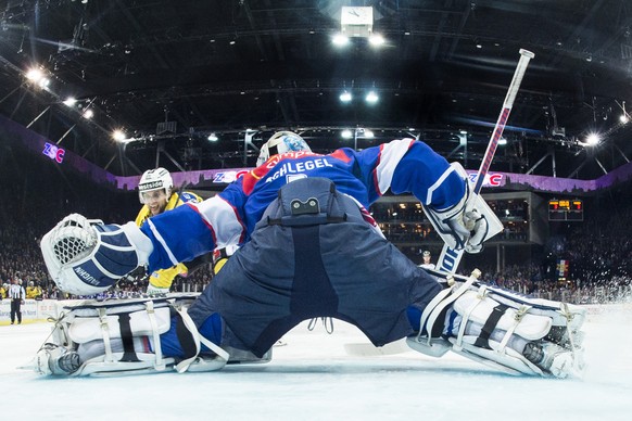 Niklas Schlegel, rechts, von Zuerich, kaempft um den Puck gegen Thomas Ruefenacht, links, von Bern, beim Playoff-Viertelfinalspiel der National League A zwischen den ZSC Lions und dem SC Bern am Donne ...