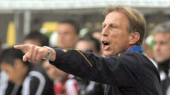 epa02667731 Frankfurt coach Christoph Daum directs his players during the Bundesliga match VfL Wolfsburg versus Eintracht Frankfurt at Volkswagen Arena in Wolfsburg, Germany, 03 April 2011.
(ATTENTIO ...