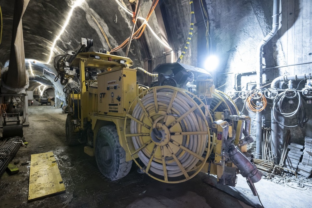Blick auf die Arbeiten im Erkundungsstollen fuer den spaeteren Ausbau bzw. Erweiterung mit dem vierten Gleis am Zuerich Stadelhofen, aufgenommen am Dienstag, 28. Januar 2025 in Zuerich. (KEYSTONE/Enni ...