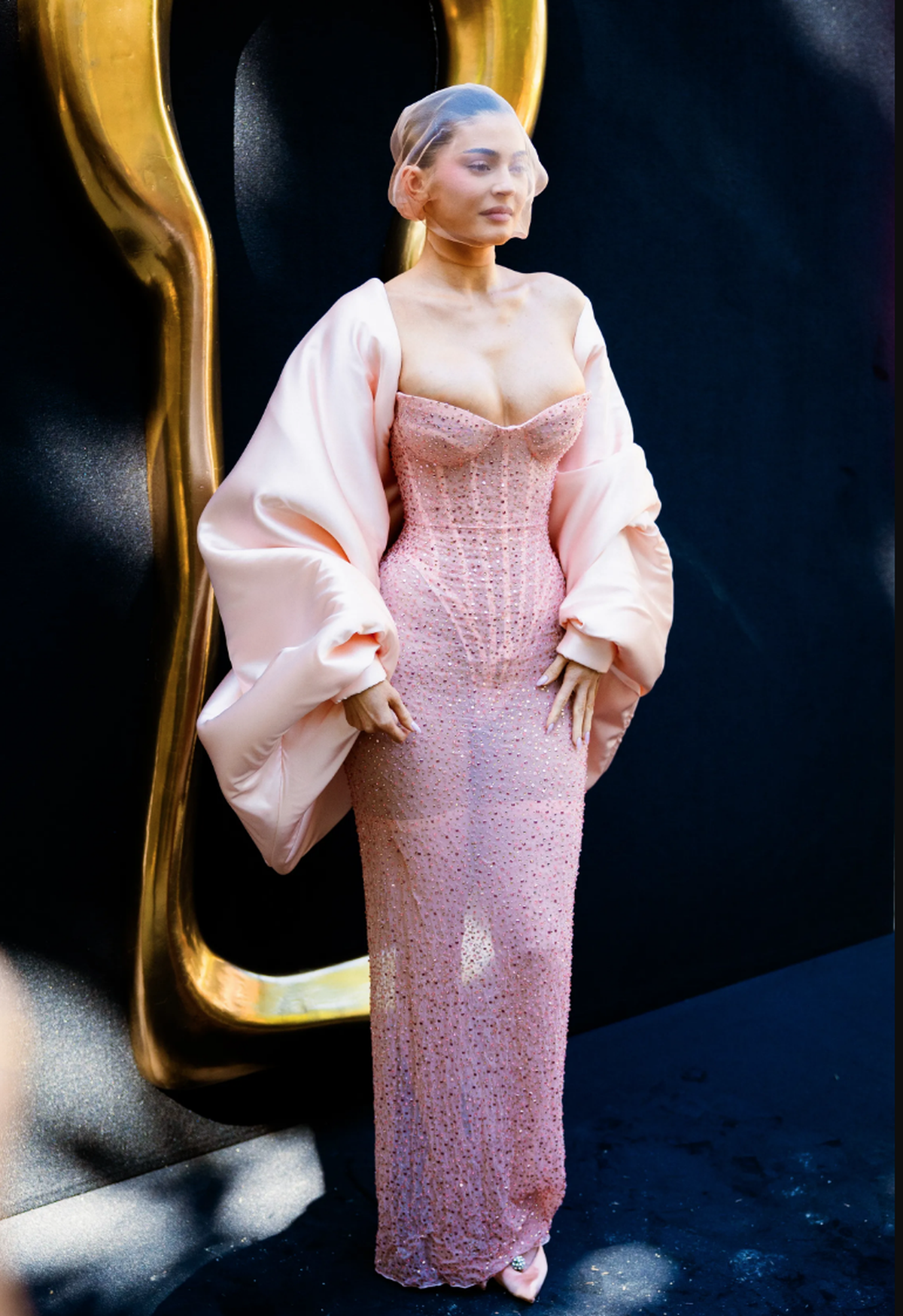 Armatures, transparence, manches oversize: la cadette du clan Kardashian/Jenner a encore capté tous les regards. Reste à savoir si ce look permet vraiment de profiter du buffet.