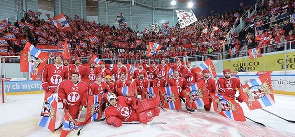 Erfolgreiche Berner Klubs im Strichkampf – Rapperswil feiert Jubiläum mit Sieg
Cervenka - Wow! Klasse!
Nyff - 4 Shutouts! Leader!
Choreo - Wunderbar!
Jersey - Auf die alten Zeiten 🔴🔴🔴!

Da hab ...