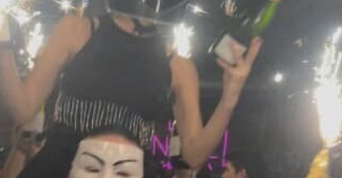 Foto-zeigt-Wunderkerzen-auf-Champagnerflaschen-kurz-vor-Katastrophe