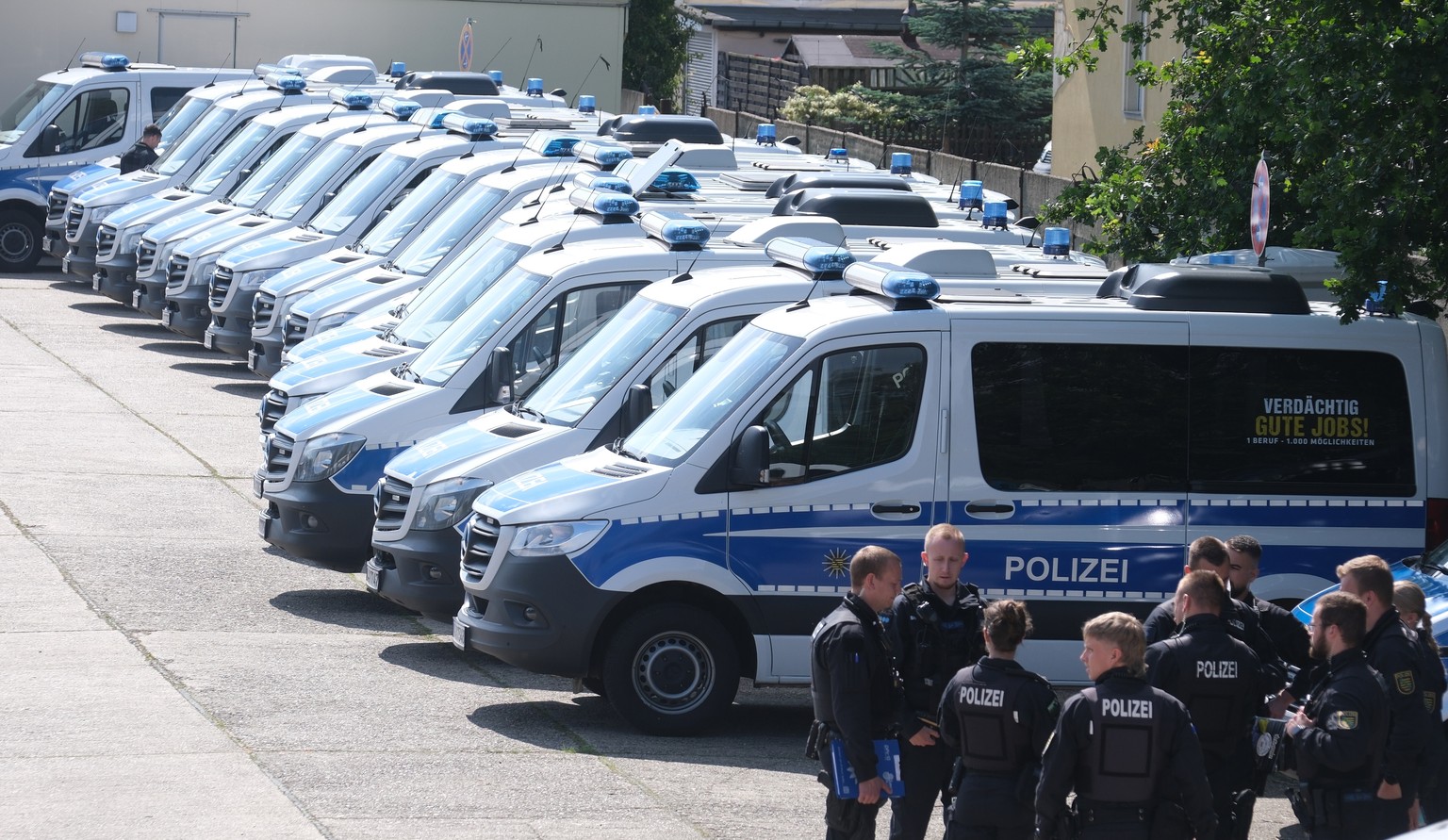 06.06.2024, Sachsen, D�beln: Polizisten versammeln sich auf einem Parkplatz. Die Suche der seit Montag (03.06.2024) verschwundenen neunj�hrigen Valeriia wird am Donnerstag fortgesetzt. (zu dpa: �Bange ...